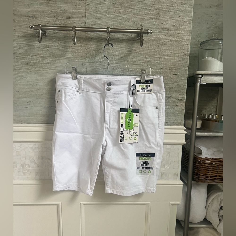 NWT new 14 D. Jeans high waisted twill Bermuda shorts butt lifter white